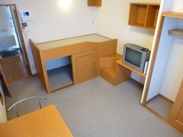レオパレスＣｈａｒｍａｎの寝室|中央、造り付けベッド下部は収納になっています♪