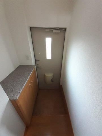 メゾン　ローズアヴニールの玄関|明るい玄関です