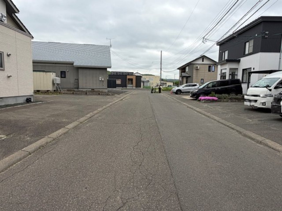 北見市川東５６番地１４６　中古売家の前面道路含む現地写真