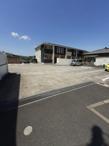 サンワードＢＢの駐車場|駐車場があるので、車を買う予定の方も安心です