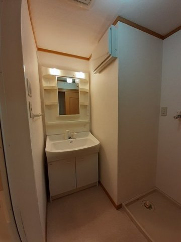 ローズコートＡの洗面所|使いやすい洗面所です
