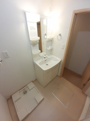 ラ・ティーダヒルズＢの洗面所|忙しい朝には欠かせない洗面所です