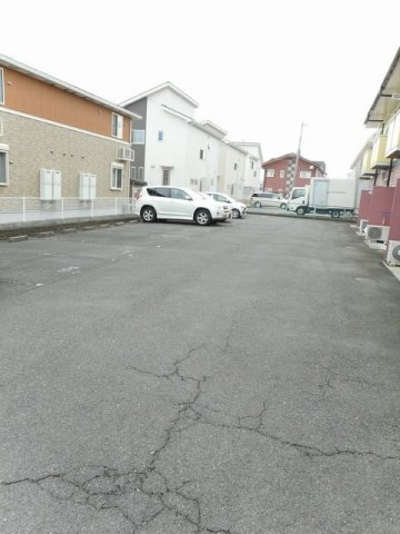 新井ハイツ　Ⅱの駐車場|駐車場完備です