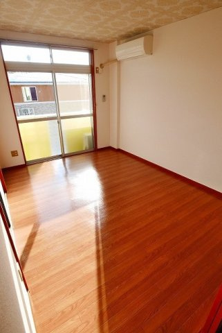 新井ハイツ　Ⅱの居間・リビング|使いやすい居間です