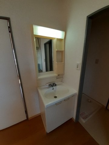 テルサ中居Ｂの洗面所|忙しい朝には欠かせない洗面所です