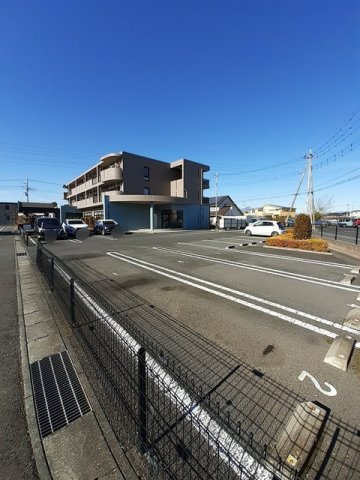 グランドレジデンスの駐車場|車をお持ちの方に嬉しい駐車場付きの物件です