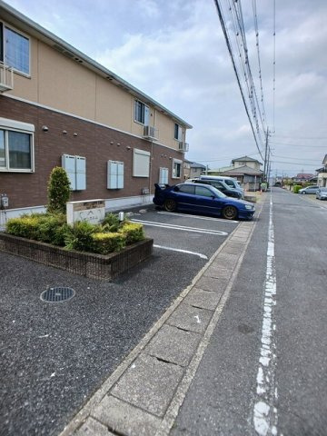 サンカルムの駐車場|駐車場があるので、車を買う予定の方も安心です