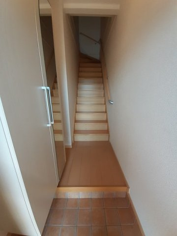 カーサ　フェリーチェ　Ａの玄関|収納もある玄関です