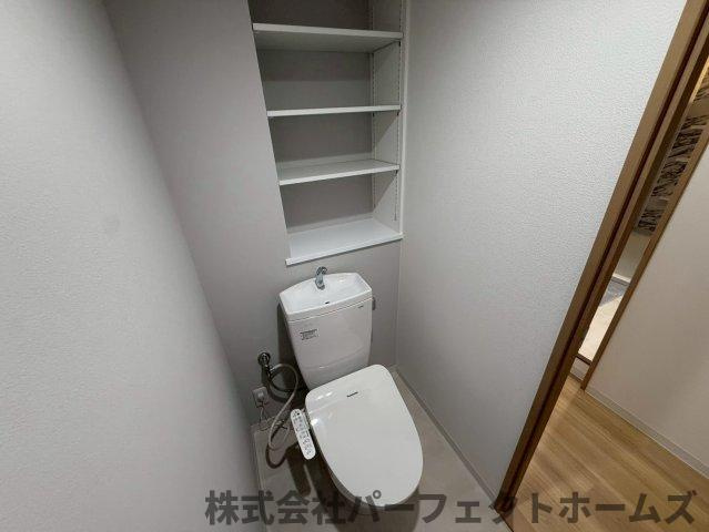 日興交野スカイマンションのトイレ|落ち着いた色調のトイレです