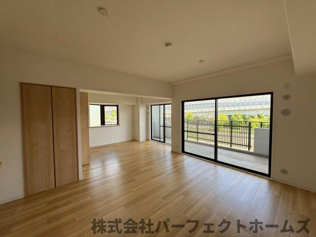日興交野スカイマンションの居間・リビング|こちらのリビングで趣味の時間をお楽しみください