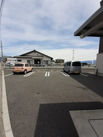 モデッサの駐車場|駐車場があるので、車を買う予定の方も安心です