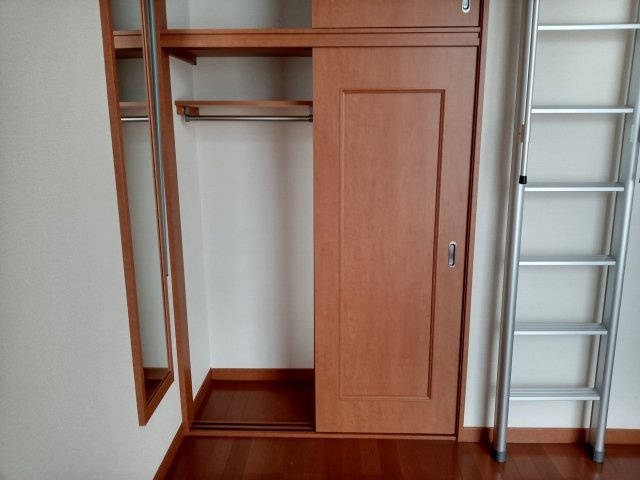 レオパレス天川の内装|1階はフローリング、2階はじゅうたんです。