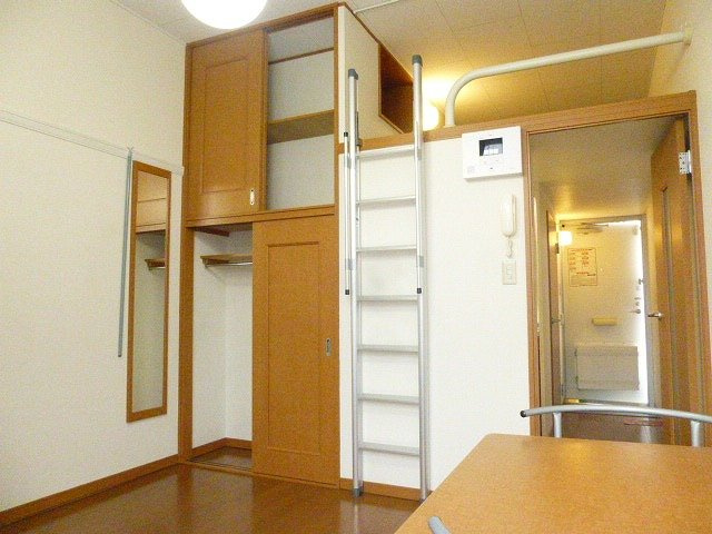 レオパレス天川の居間・リビング|1階はフローリング、2階はじゅうたんです。