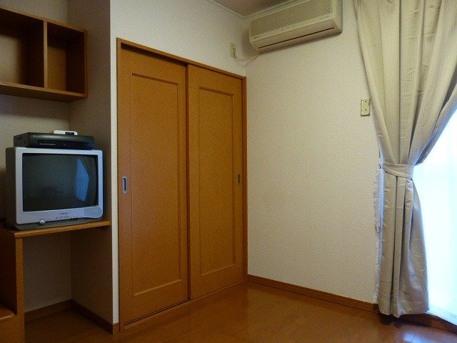 レオパレスロイヤルの内装|クローゼットも付いています♪