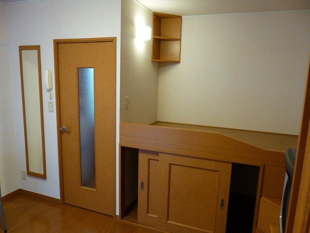 レオパレスロイヤルの寝室|姿見も♪右手側、ベッド下は収納です。