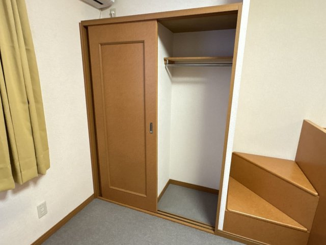 レオパレス三丁田の内装|1階はフローリング、2階はじゅうたんです。