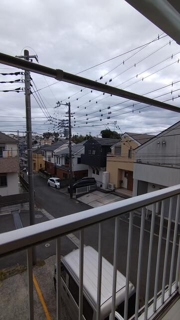 横浜市保土ケ谷区岡沢町のアパートのバルコニー