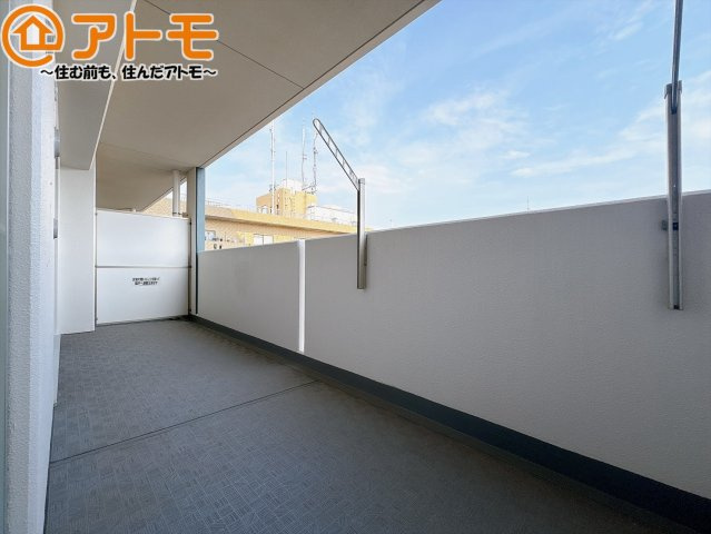 【バルコニー】 | モナーク沼津　中古マンション | やっぱり助かる広々バルコニー♪お布団や洗濯物を干せるのはもちろん、広々としたバルコニーで少しでも家事を楽ちんに！