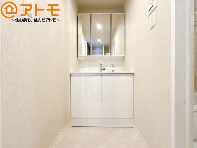 【独立洗面台】 | モナーク沼津　中古マンション | 収納豊富な３面鏡の洗面化粧台は使い勝手良好♪