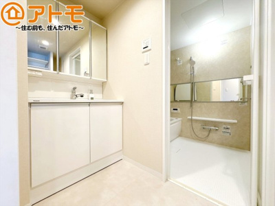 【独立洗面台】 | モナーク沼津　中古マンション | 洗面所って朝に混み合いませんか？広々とした脱衣所、３面鏡の独立洗面台で朝の時間を少しお手伝い♪