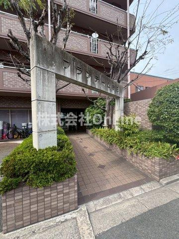 東大阪市中新開１丁目の賃貸マンションのエントランス