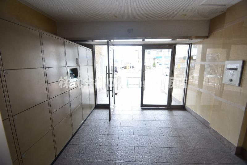 東大阪市友井５丁目の賃貸マンションのエントランス