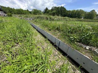 【その他】 | 【北杜市長坂町白井沢】八ヶ岳等の山並みが望める土地 | 敷地の東側に接している水路