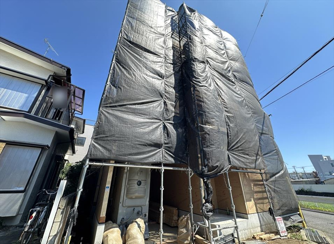 【外観】 | 志木市上宗岡1丁目　新築一戸建住宅　全1棟　(志木本店) | 販売現地／2026年7月10日撮影　
玄関ドアは防犯性の高いスマートキー対応でお買い物帰りなど手荷物が多い時も開錠便利。