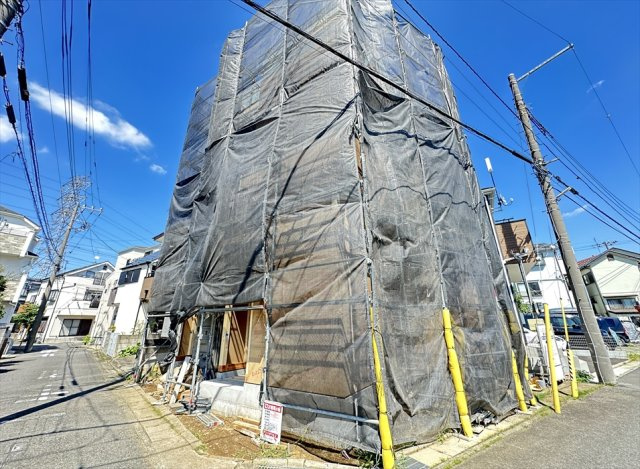 【外観】 | 志木市上宗岡1丁目　新築一戸建住宅　全1棟　(志木本店) | 販売現地／2026年7月10日撮影　
大型のカップボードや造作シューズクロークなど充実の収納が設けられているのでスッキリとした空間になります。