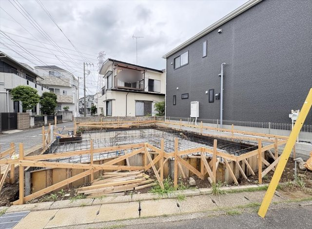 【外観】 | 志木市上宗岡1丁目　新築一戸建住宅　全1棟　(志木本店) | 販売現地／2026年6月5日撮影　
大切な車を守るビルトインガレージのある邸宅です