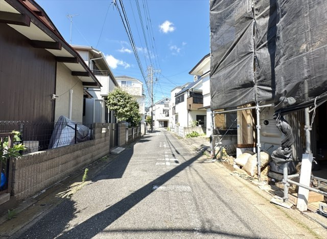 【前面道路含む現地写真】 | 志木市上宗岡1丁目　新築一戸建住宅　全1棟　(志木本店) | 前面道路の様子　
大切な車を守るビルトインガレージのある邸宅です