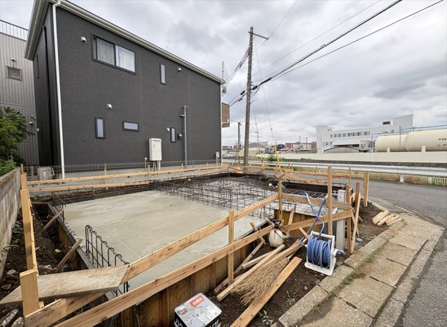 【外観】 | 志木市上宗岡1丁目　新築一戸建住宅　全1棟　(志木本店) | 販売現地／2026年6月5日撮影　
小学校まで徒歩11分、中学校まで徒歩8分でお子様の通学も便利