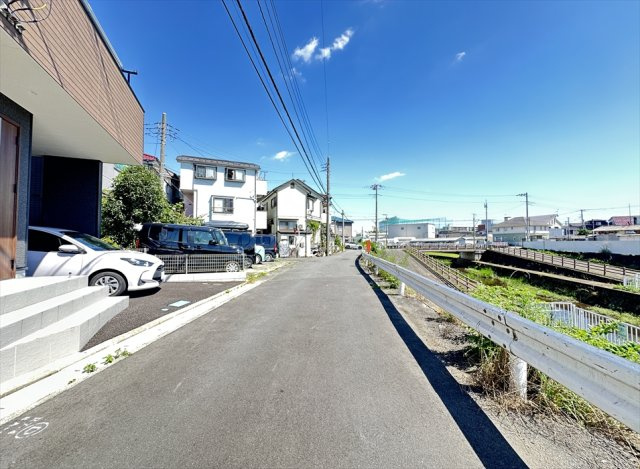 【前面道路含む現地写真】 | 志木市上宗岡1丁目　新築一戸建住宅　全1棟　(志木本店) | 小学校まで徒歩11分。通学時間が短い分、交通事故や防犯上のリスクにさらされる時間も短くなる傾向があり、お子様の通学も安心便利。
