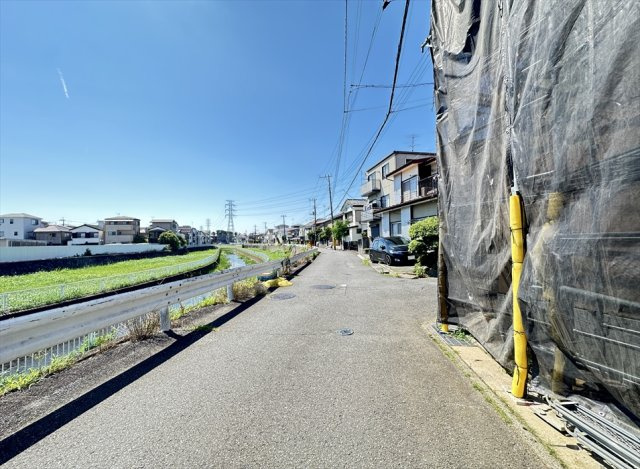 【前面道路含む現地写真】 | 志木市上宗岡1丁目　新築一戸建住宅　全1棟　(志木本店) | 中学校まで徒歩8分。朝練や放課後の部活動があっても通学時間が短いため、帰宅が遅くなりにくく、勉強や休息の時間を確保しやすくなります。