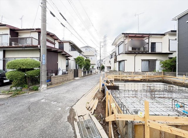 【前面道路含む現地写真】 | 志木市上宗岡1丁目　新築一戸建住宅　全1棟　(志木本店) | 前面道路の様子／
スーパーやコンビニ、ドラッグストアなど買い物施設が徒歩圏内に充実したエリア。