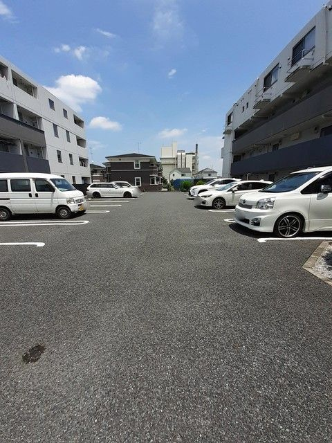 西多摩郡日の出町大字平井の賃貸マンションの駐車場