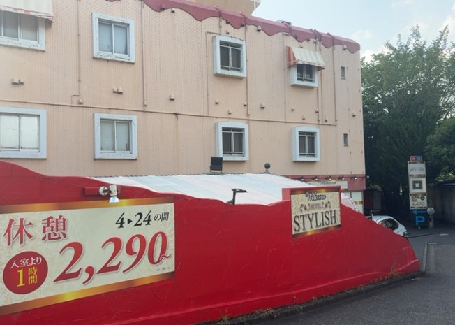 【外観】 | ホテルスタイリッシュ（旧アップル） | 家を建てる場合、方位は要チェックです。現実的に日当たりのよい家ならばリビングは南側、建築基準法でも北側に当たる家への配慮は求められています。土地を見学に行く際は、方位磁針を持って行くようにしましょう。