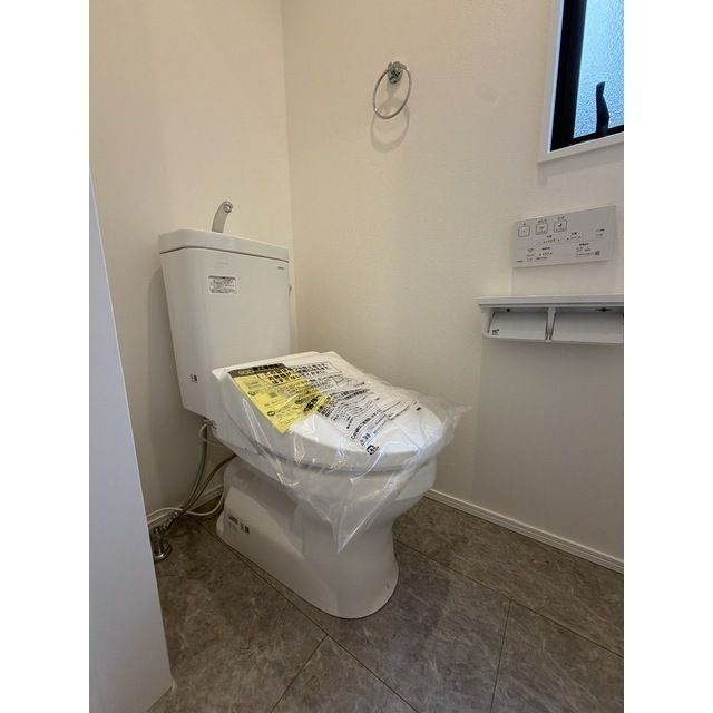 Kolet柏戸張のトイレ|落ち着いた色調のトイレです