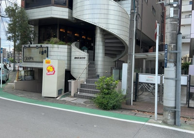 【外観】 | ミッドライズマツイ | 土地の形が極端に長細かったり、狭小地、あるいは道路との高低差がある傾斜地だった場合、後々売ろうとしても買い手がつかない場合もあります。後々、売却することになった時に価値の下がらない土地を選びましょう。