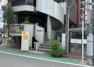 【外観】 | ミッドライズマツイ | 土地の面積＝住宅面積ではありません。建ぺい率の問題などで、土地のある場所によって住宅を建てられる面積は限られています。高さもしかり、「土地」という言葉の中には、建築条件も含まれると考えておきましょう。