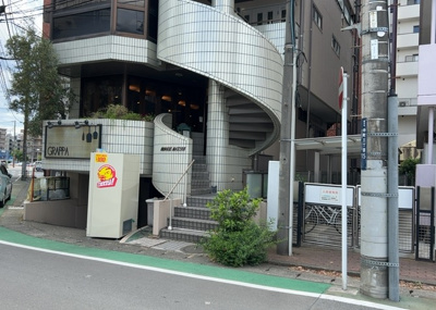 【外観】 | ミッドライズマツイ | 家を建てる場合、方位は要チェックです。現実的に日当たりのよい家ならばリビングは南側、建築基準法でも北側に当たる家への配慮は求められています。土地を見学に行く際は、方位磁針を持って行くようにしましょう。