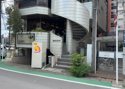 【外観】 | ミッドライズマツイ | 土地を買う際、住む地域の自治体や福祉の補助制度にも注目してみましょう。子供や老人の医療補助やゴミ出しのルールなど、自治体によってルールに大きな違いがあるため、暮らしやすい土地で判断するとよいでしょう。