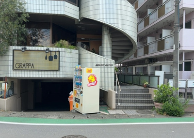 【外観】 | ミッドライズマツイ | 現地に行くなら、物件の周囲の地形がどうなっているかを見ることも大切です。周辺より低くなっている土地では、大雨などで水が集まりやすいため、地盤が弱くなっているということも考えられるため、注意が必要です。