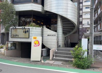 【外観】 | ミッドライズマツイ | 隣家の土地はどうなっているのか、生活利便施設が近くにあるのか、学校まで近いかなど、お客様のライフスタイルにあわせたイメージが重要です。また、近くにあると困る施設が近くにないかも確認するといいでしょう。