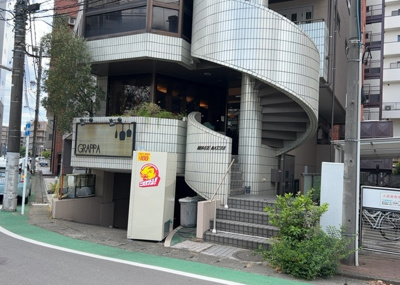 【外観】 | ミッドライズマツイ | 土地購入を検討されている場合、境界杭がない状態で購入してしまうと境界確定測量をする必要があり、費用がかかります。購入の前に、売主、隣土地所有者立ち合いのもと境界を確定し境界杭を設置するのがベストです。
