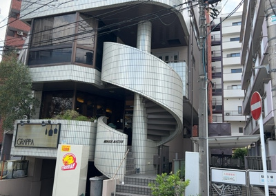 【外観】 | ミッドライズマツイ | 人が暮らすうえで日光は大切な要素となります。日当たりの良さは譲れないポイントですね。併せて近くに大きな建築物の建築予定がないか、あるいはそれが可能な土地が近くにないか事前に確認することもお勧めします。