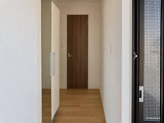 アルバーダの玄関|写真は同タイプのものです。色、仕様は若干異なります。