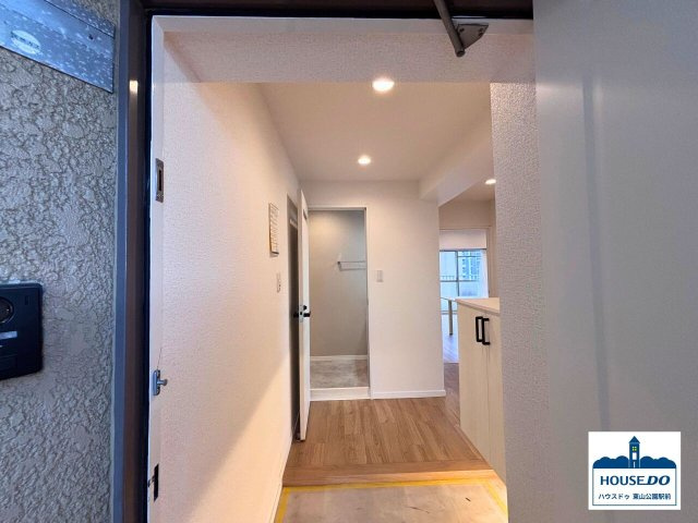 駅近！南西角住戸！R8,3月リフォーム済！グリーンコーポ瑞穂の玄関|白を基調とした明るく清潔感のある玄関。帰宅した瞬間にほっと心が和む空間です。