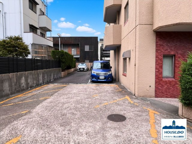 駅近！南西角住戸！R8,3月リフォーム済！グリーンコーポ瑞穂の駐車場|敷地内平面駐車場のようす。
