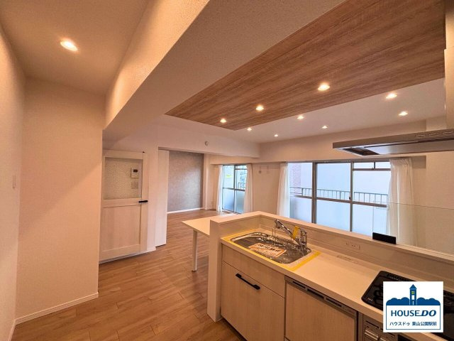 駅近！南西角住戸！R8,3月リフォーム済！グリーンコーポ瑞穂のキッチン|料理しながら会話ができるカウンターキッチンは、毎日の家事をもっと快適に。
お子さまの様子を見守りながらお料理ができるので、子育て世代にもぴったりです。